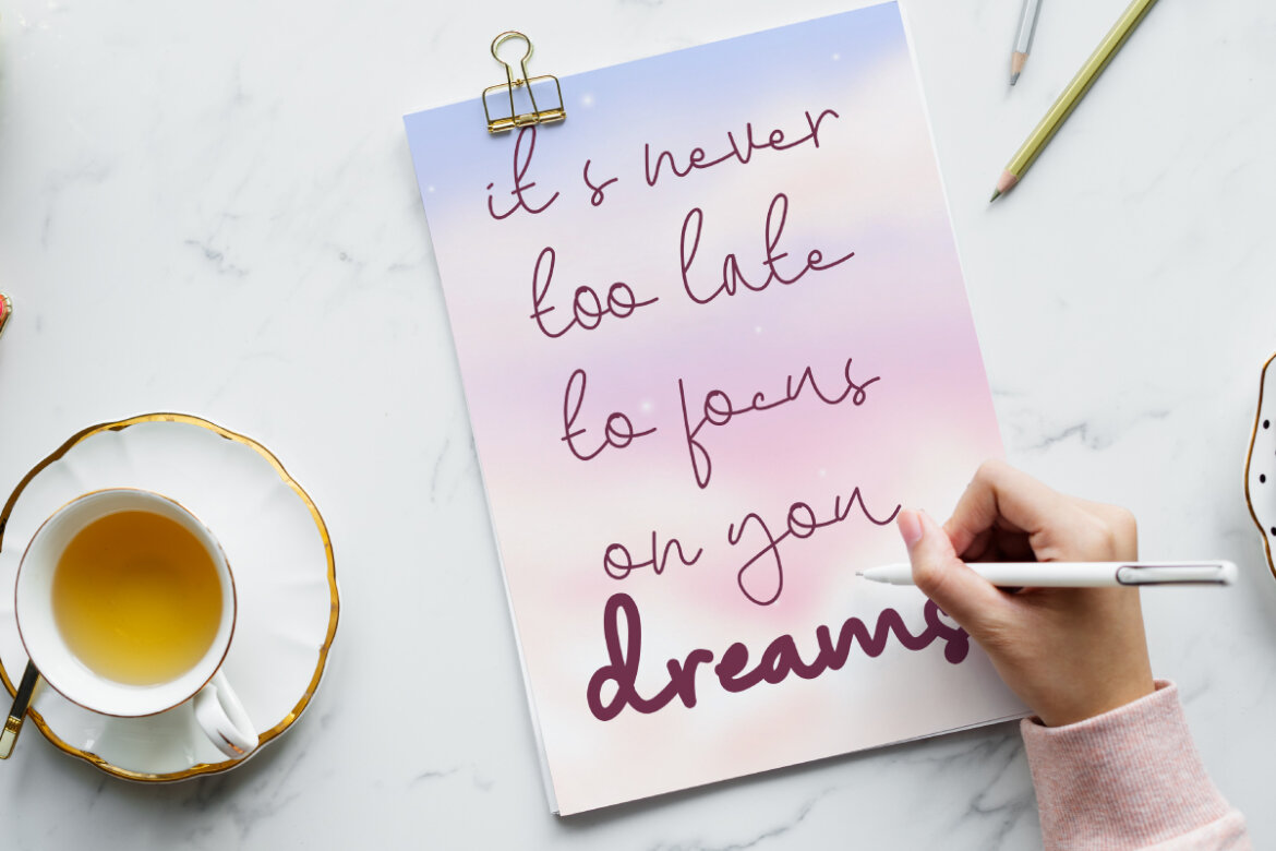 Happy Dreaming FREE Font - view 7