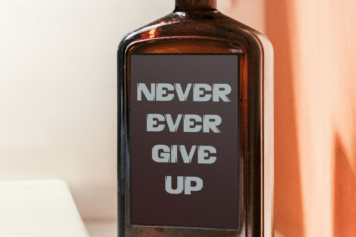 Clutch Kick FREE Font alt