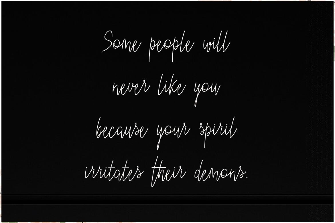 Thihawa - Free Script Font - view 5